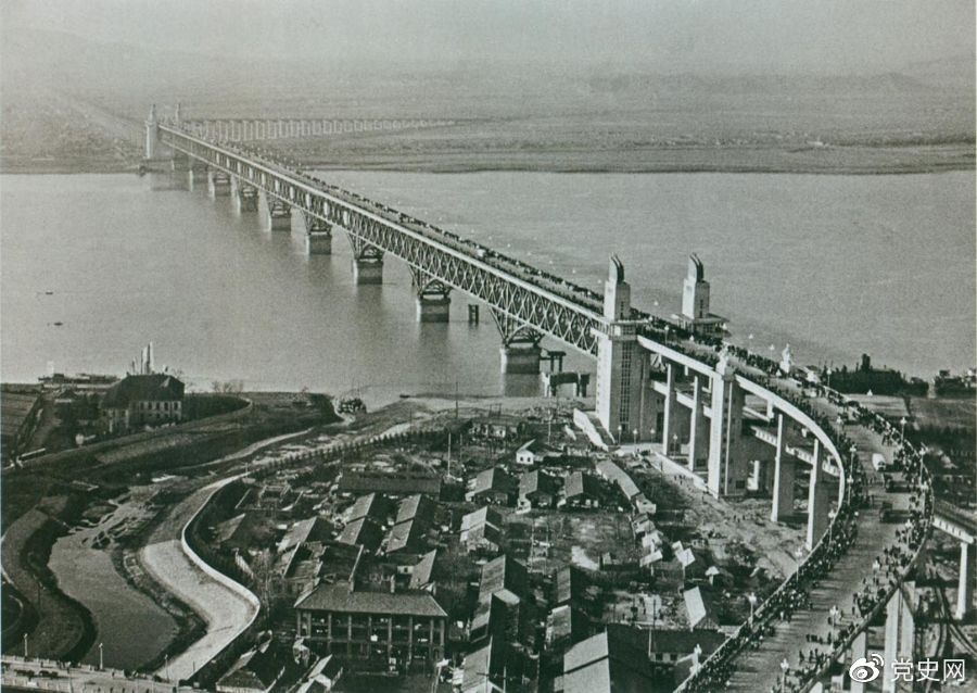 1968年12月29日， 南京長(zhǎng)江大橋全面建成通車。這是當(dāng)時(shí)中國(guó)自行設(shè)計(jì)建造的最大的鐵路、公路兩用橋。